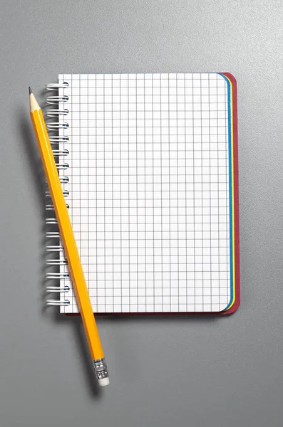 Lápis e caderno — Fotografia de Stock