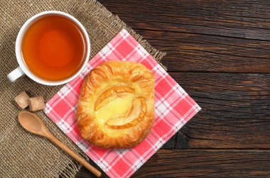 Çay ve apple ile çörek