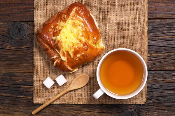 Peynir ve çay ile topuz — Stok fotoğraf