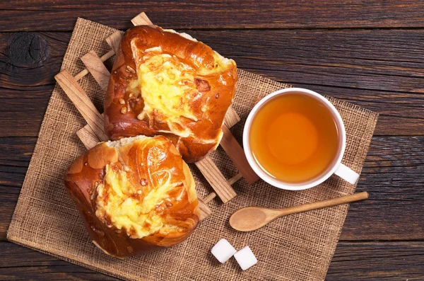 Broodjes met kaas en thee — Stockfoto