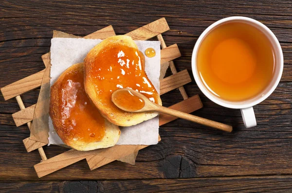 Bread with jam and tea — Stock Photo, Image