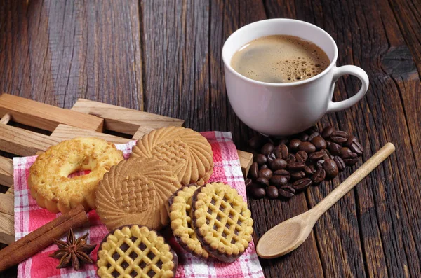Koffie en diverse koekjes — Stockfoto