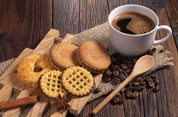 Káva a různé soubory cookie — Stock fotografie