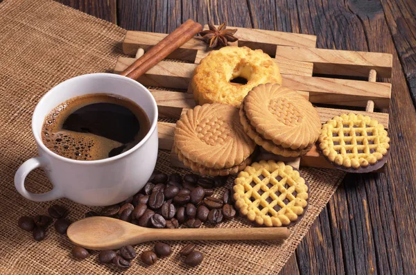 Koffie en diverse koekjes — Stockfoto