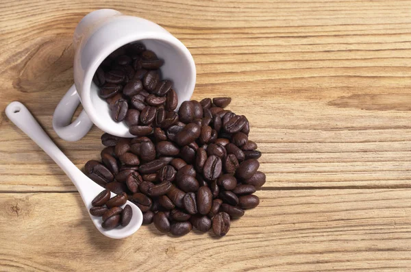 Kaffebönor i kopp — Stockfoto