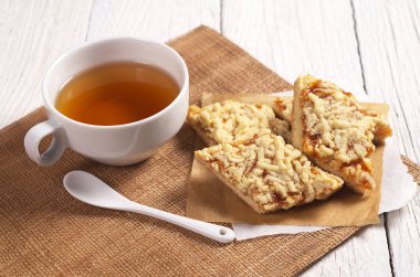 Çay ve reçelli kurabiye 