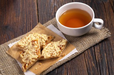 Çay ve reçelli kurabiye 