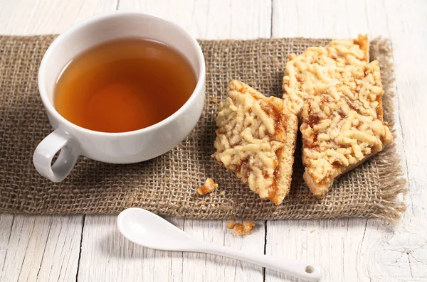 Çay ve reçelli kurabiye 