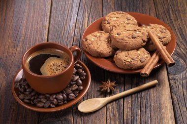 Kahve ve çikolatalı kurabiye.