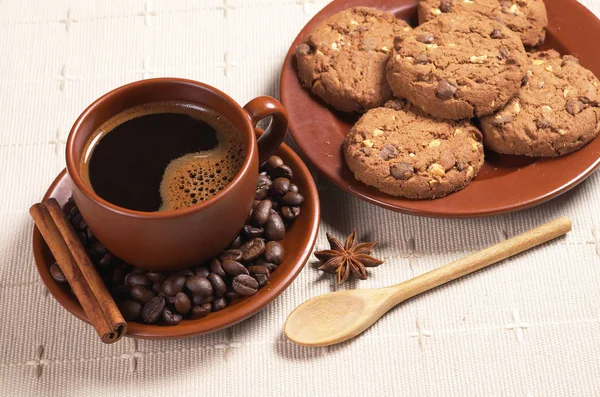 Koffie en chocoladekoekjes — Stockfoto