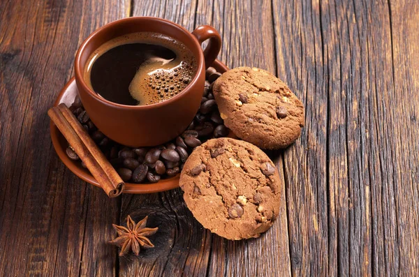 Kawa i ciasteczka czekoladowe — Zdjęcie stockowe
