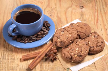 Kahve ve çikolatalı kurabiye.