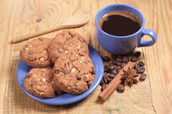 Café et biscuits au chocolat — Photo