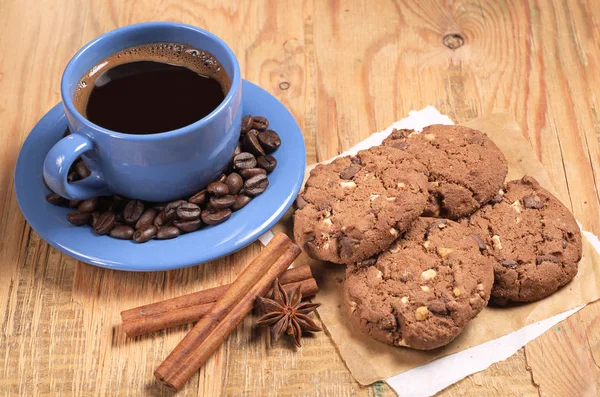 Kahve ve çikolatalı kurabiye.