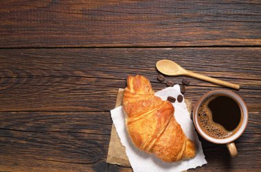 Kahve ve kruvasan. 