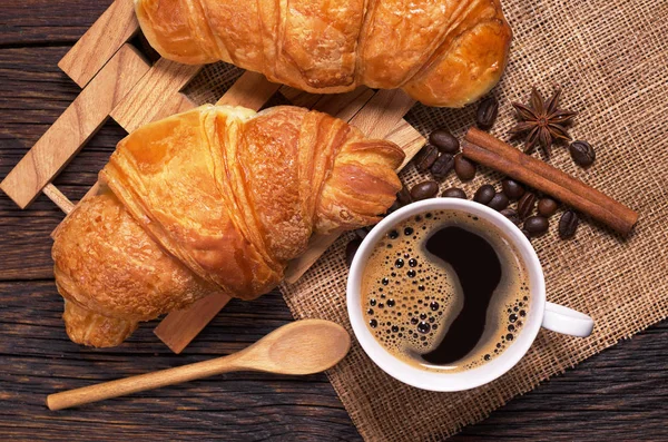 Kaffee und Croissants — Stockfoto