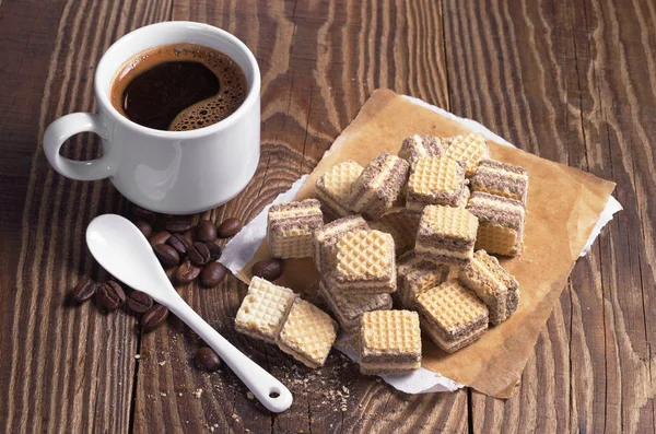 Koffie en chocolade wafels — Stockfoto