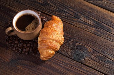 Kahve ve kruvasan.