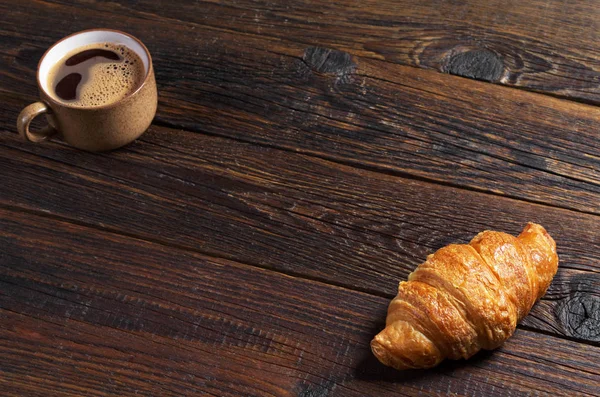 Croissant en koffie — Stockfoto