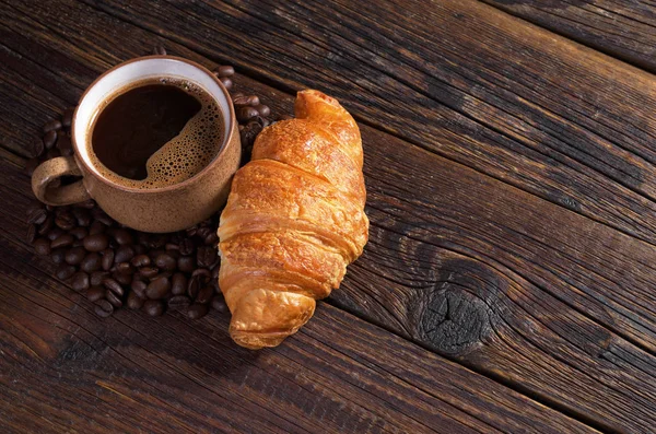 Kaffee und Croissant — Stockfoto