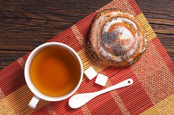Tea and bun — Stock Photo, Image