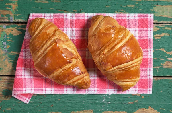 Zwei frische Croissants — Stockfoto