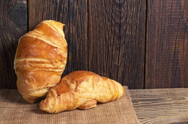 Zwei frische Croissants — Stockfoto