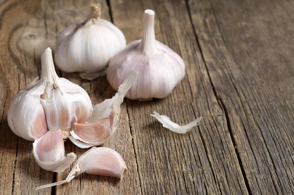 Garlic on table — Stock Photo, Image