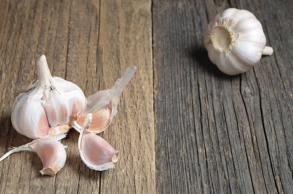 Garlic and cloves — Stock Photo, Image