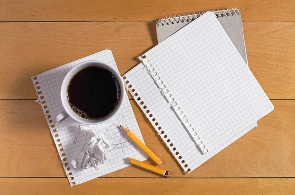 Papier aus einem Notizbuch mit Kaffee — Stockfoto