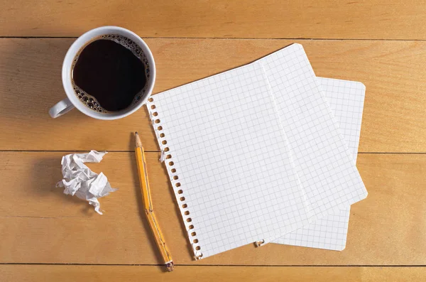 Papier aus einem Notizbuch mit Kaffee — Stockfoto