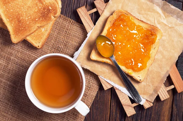 Šálek čaje a toasty s marmeládou — Stock fotografie