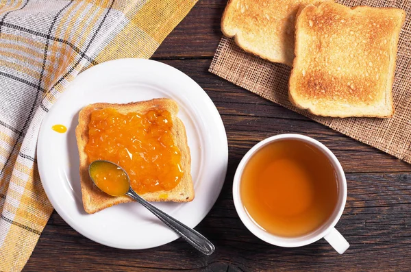 Šálek čaje a toasty s marmeládou — Stock fotografie