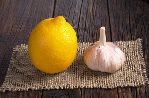Lemon and garlic — Stock Photo, Image