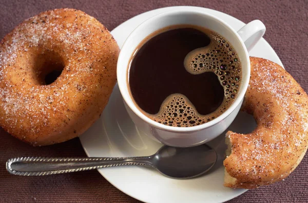 Кофе и пончики — стоковое фото