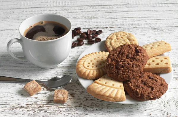 Koffie en verschillende cookies — Stockfoto
