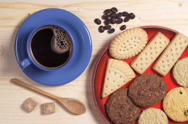 Kahve ve farklı kurabiye 