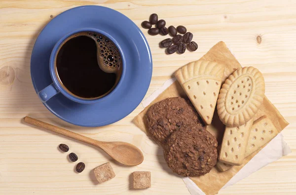 Koffie en verschillende cookies — Stockfoto