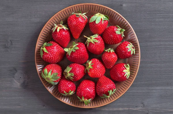 Teller mit Erdbeeren — Stockfoto
