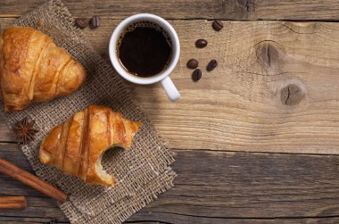 Kahve ve kruvasan.