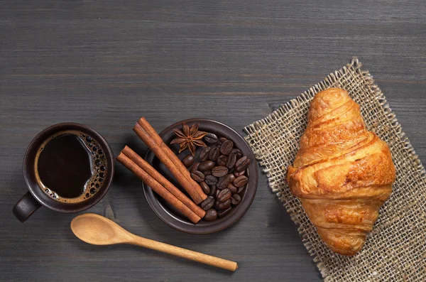 Kaffe och croissant — Stockfoto