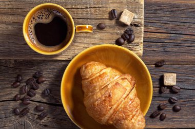 Kahve ve kruvasan.