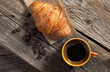 Kahve ve kruvasan.