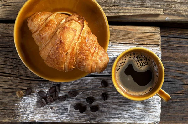 Kaffe och croissant — Stockfoto