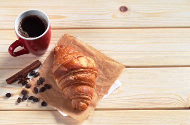Kahve ve kruvasan.