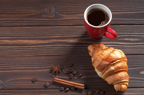 Kaffe och croissant — Stockfoto