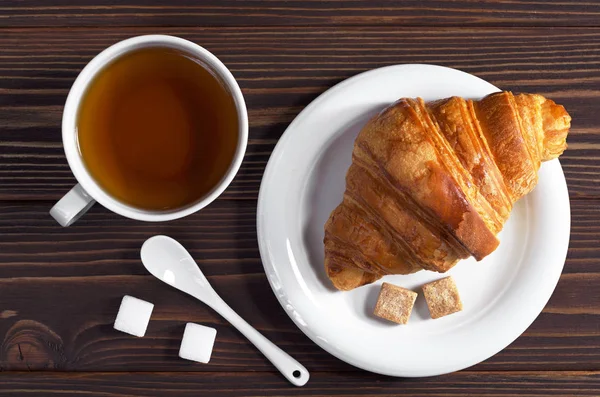 Tea and croissant — Stock Photo, Image