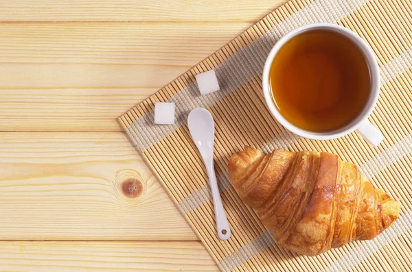 Chá e croissant — Fotografia de Stock