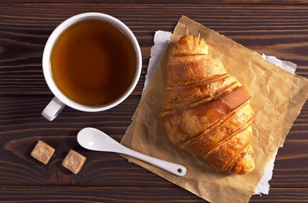 Tea and croissant — Stock Photo, Image