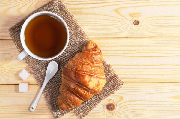 Tea and croissant — Stock Photo, Image